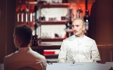 Le candidat solaire de «Top Chef» saison 15, Bryan Debouche, s'incline lors de l'épisode 9. M6/Julien Thueil