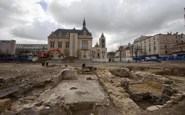 Des fouilles archéologiques préventives ont été menées avant le réaménagement complet de la place Jean-Jaurès, en plein centre-ville de Saint-Denis. Inrap