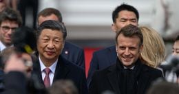 Le président Emmanuel Macron (d) accueille son homologue chinoix Xi Jinping à son arrivée à l'aéroport de Tarbes, début d'une visite dans les Pyrénées, le 7 mai 2024